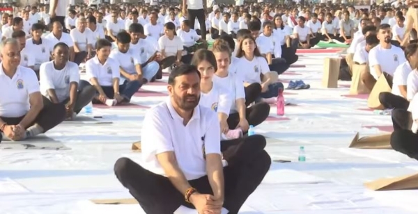 हरियाणा के मुख्यमंत्री नायब सैनी याेग दिवस पर याेग मुद्रा में