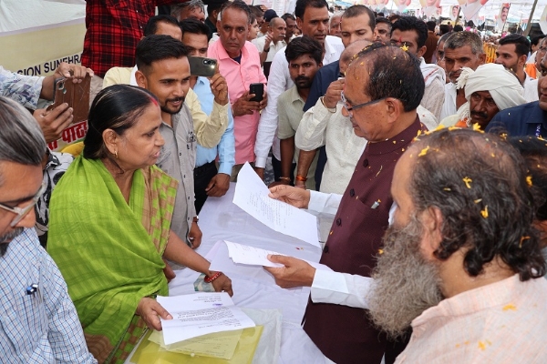 जन चौपाल में नागरिकों की समस्या सुनते हुए केन्द्रीय कृषि मंत्री शिवराज सिंह