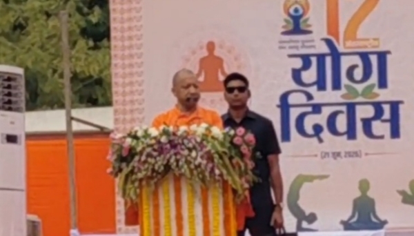 योग दिवस पर लोगों को संबोधित करते हुए योगी आदित्यनाथ