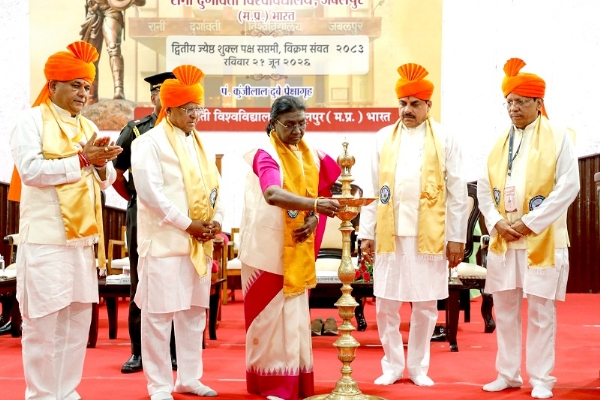 राष्ट्रपति जबलपुर में रानी दुर्गावती विश्वविद्यालय के 36वें दीक्षांत समारोह का दीप प्रज्ज्वलित कर शुभारंभ करती हुईं