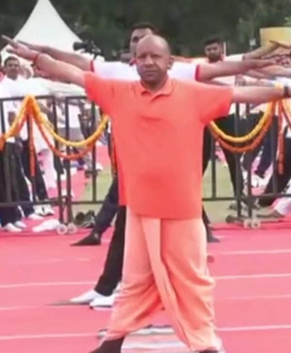 योग मुद्रा में मुख्यमंत्री योगी आदित्यनाथ