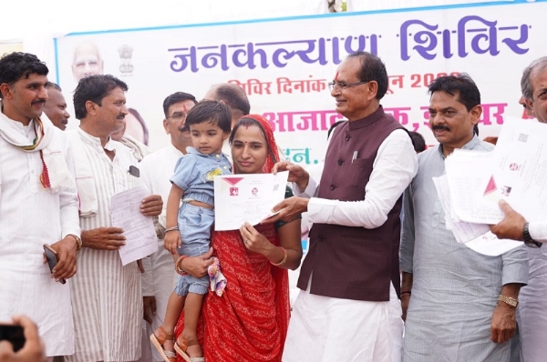 सीहोर जिले में जनकल्याण शिविर में हितग्राहियों को प्रमाण पत्र वितरित करते हुए शिवराज सिंह