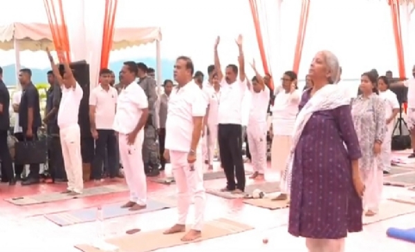 असमः गुवाहाटी में ब्रह्मपुत्र नदी के किनारे अंतरराष्ट्रीय योग दिवस पर योग करतीं केंद्रीय मंत्री निर्मला सीतारमण एवं मुख्यमंत्री डॉ. हिमंत बिस्व सरमा असमः गुवाहाटी में ब्रह्मपुत्र नदी के किनारे अंतरराष्ट्रीय योग दिवस पर योग करतीं केंद्रीय मंत्री निर्मला सीतारमण एवं मुख्यमंत्री डॉ. हिमंत बिस्व सरमा