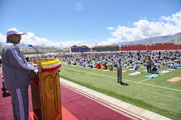 उपराष्ट्रपति सीपी राधाकृष्णन योग कार्यक्रम को संबोधित करते हुए।