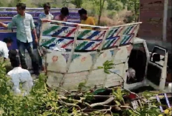 हादसे के बाद दुर्घटनाग्रस्त पिकअप वाहन