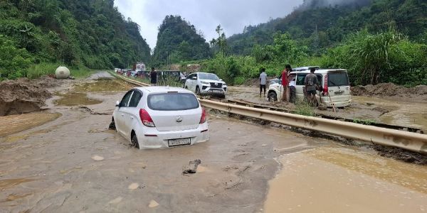 ভূমিস্খলনৰ ফলত অৰুণাচল প্ৰদেশৰ পাপুম পাৰে জিলাৰ ৰাষ্ট্ৰীয় ঘাইপথ কেইবা ঘণ্টা ধৰি বন্ধ