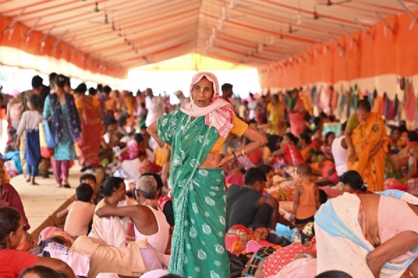 असमः कामाख्या रेलवे स्टेशन पर अंबुबासी मेले के मद्देनजर पहुंचे श्रद्धालुओं की भीड़