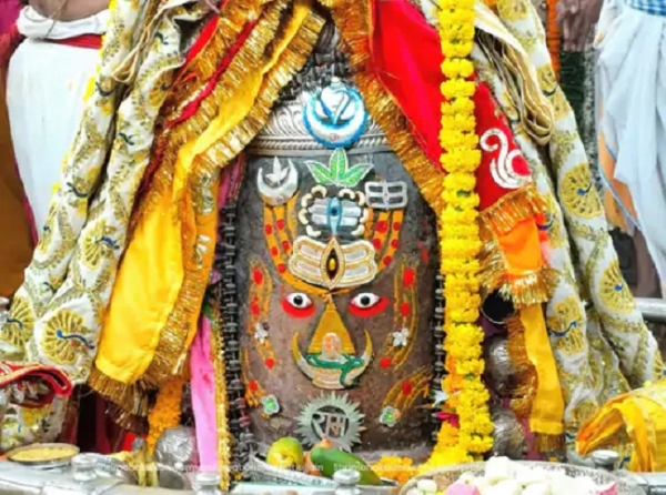 भगवान महाकाल का भस्म आरती में हुआ राजा स्वरूप श्रृगार
