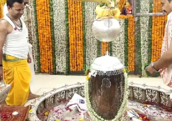 जयपुर के श्रद्धालु ने भगवान को अर्पित किया चांदी का छत्र