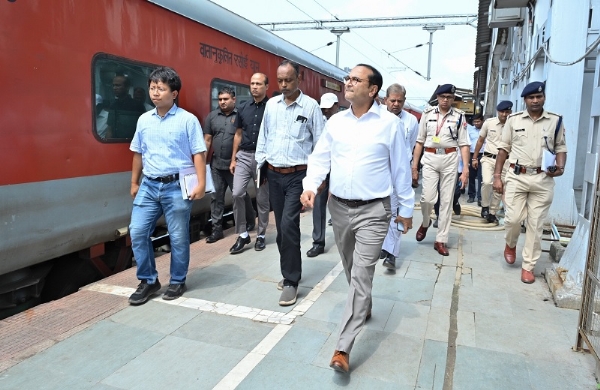असमः कामाख्या रेलवे स्टेशन पर अंबुबासी मेले की तैयारियों का निरीक्षण एवं जायजा लेते पूसीरे के महाप्रबंधक