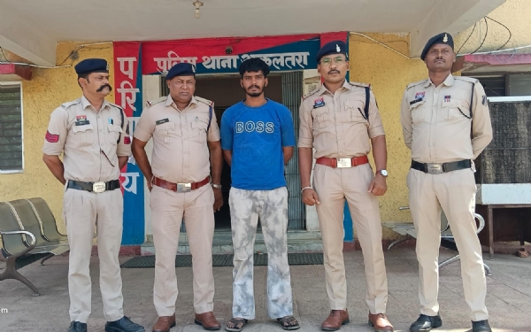 अकलतरा पुलिस की गिरफ्त में आरोपित सेवक सिंह