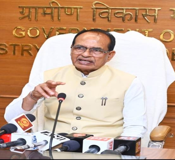 पत्रकार वार्ता को संबोधित करते हुए केन्द्रीय मंत्री शिवराज सिंह चौहान