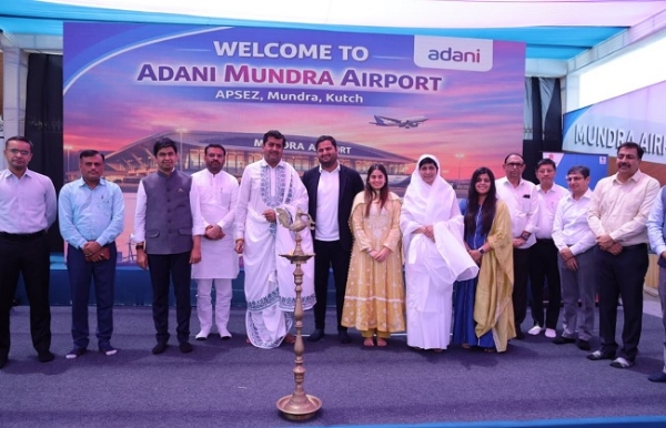 मुंद्रा एयरपोर्ट के नए बने टर्मिनल का उद्घाटन करते जीत अडाणी और अन्य मुंद्रा एयरपोर्ट के नए बने टर्मिनल का उद्घाटन करते जीत अडाणी और अन्य