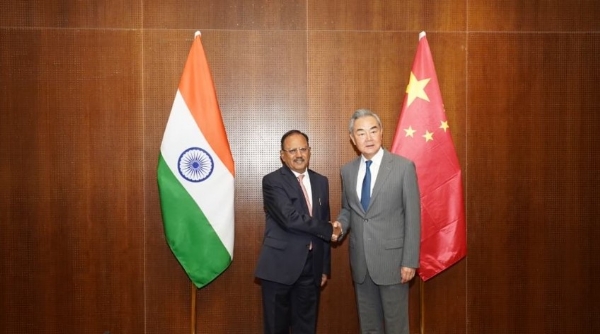 नई दिल्ली में राष्ट्रीय सुरक्षा सलाहकार अजीत डोभाल से मुलाकात करते चीन के विदेश मंत्री वांग यी।