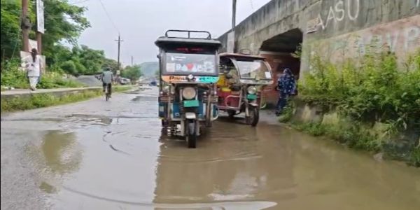 জাগীৰোড শিৱমন্দিৰৰ পৰা জাগীৰোড মহাবিদ্যালয়লৈ যোৱা পথচোৱাৰ বিধ্বস্ত ৰূপ