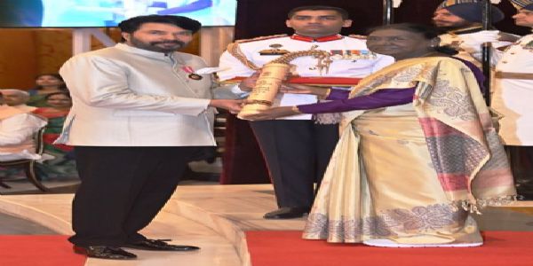 মমূটী, অলকা য়াগনিক, ৰোহিত শৰ্মা, আৰ মাধৱনকে ধৰি ৬৪ গৰাকী ব্যক্তিক পদ্ম বঁটা