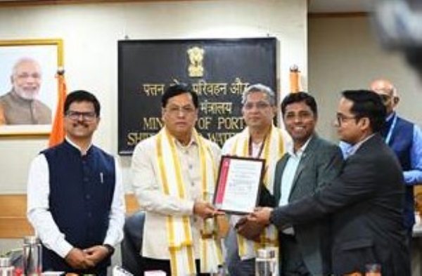 वीओसी पोर्ट में सस्टेनेबिलिटी रिपोर्ट जारी करते और केंद्रीय विद्यालय राष्ट्र को समर्पित करते केंद्रीय मंत्री सर्बानंद सोनोवाल।