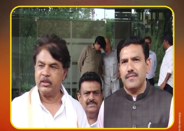 कर्नाटक प्रदेश अध्यक्ष बी वाई विजयेंद्र और विधानसभा में नेता प्रतिपक्ष आर अशोक
