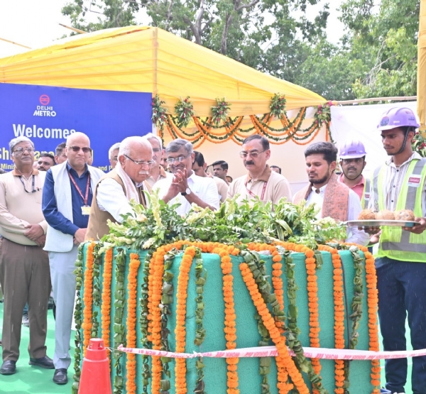केंद्रीय आवास और शहरी मामलों और बिजली मंत्री मनोहर लाल खट्टर ने सेंट्रल सेक्रेटेरिएट मेट्रो स्टेशन पर दिल्ली मेट्रो के सेंट्रल विस्टा कॉरिडोर के काम की शुरुआत करते हुए