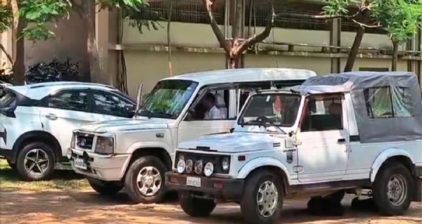रिम्स में लगी सीआईडी टीम के वाहन
