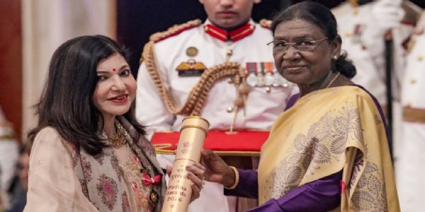 পদ্মভূষণ লাভ কৰাৰ পিছত আৱেগিক হৈ পৰিল অলকা যাগনিক, এটা আৱেগিক বাৰ্তা শ্বেয়াৰ কৰিলে