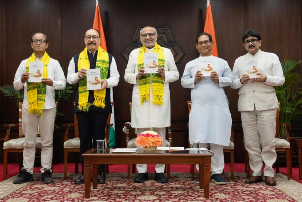 इस मौके पर  राज्यसभा सांसद हर्षवर्धन श्रृंगला, कूच बिहार पंचानन बर्मा यूनिवर्सिटी के पूर्व वाइस-चांसलर प्रो. (डॉ.) निखिल चंद्र रे, और प्रकाशक, कथा-ओ-कहानी के  देबराज पात्रा शामिल थे।