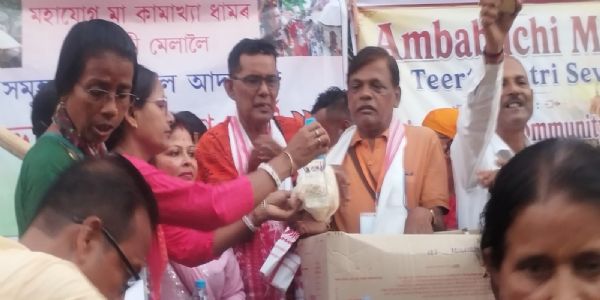 অম্বুবাচী মেলাত ভক্তক সেৱা আগবঢ়োৱাত নিয়োজিত বিজেপি অবিচি মৰ্চা জালুকবাৰী মণ্ডল