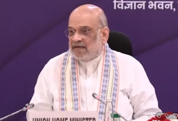 गृह मंत्री अमित शाह संबोधन करते हुए