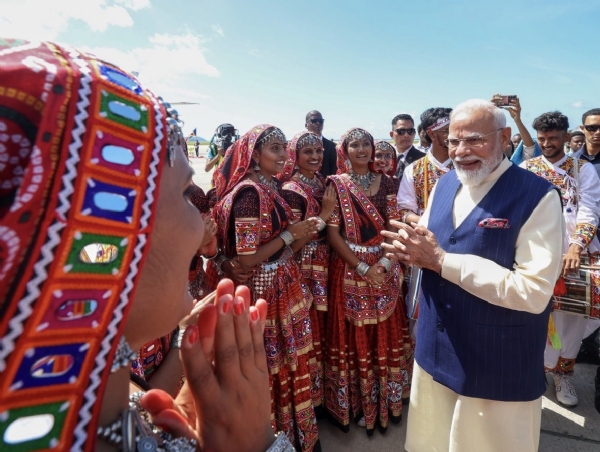 सेशेल्स पहुंचने पर होटल में भारतीय प्रवासी समुदाय के सदस्यों का अभिवादन स्वीकार करते प्रधानमंत्री नरेन्द्र मोदी। सेशेल्स पहुंचने पर होटल में भारतीय प्रवासी समुदाय के सदस्यों का अभिवादन स्वीकार करते प्रधानमंत्री नरेन्द्र मोदी।