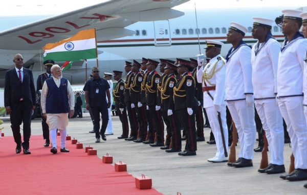 सेशेल्स अंतरराष्ट्रीय हवाई अड्डे पर प्रधानमंत्री नरेन्द्र मोदी का स्वागत करते राष्ट्रपति डॉ. पैट्रिक हर्मिनी। सेशेल्स अंतरराष्ट्रीय हवाई अड्डे पर प्रधानमंत्री नरेन्द्र मोदी का स्वागत करते राष्ट्रपति डॉ. पैट्रिक हर्मिनी।