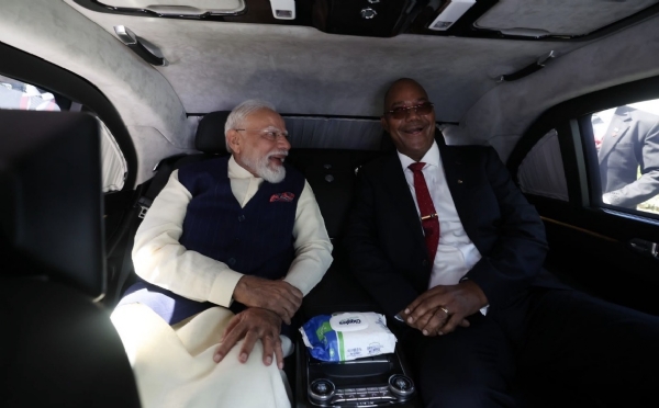 राष्ट्रपति डॉ. पैट्रिक हर्मिनी के साथ एक ही वाहन में राष्ट्रीय वनस्पति उद्यान के लिए रवाना होते प्रधानमंत्री नरेन्द्र मोदी। राष्ट्रपति डॉ. पैट्रिक हर्मिनी के साथ एक ही वाहन में राष्ट्रीय वनस्पति उद्यान के लिए रवाना होते प्रधानमंत्री नरेन्द्र मोदी।