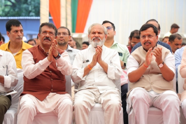 प्रधानमंत्री नरेन्द्र मोदी के मन की बात कार्यक्रम के 135वें एपीसोड को आज भाजपा के राष्ट्रीय अध्यक्ष नितिन नवीन ने अपने आवास पर दिल्ली भाजपा अध्यक्ष हर्ष मल्होत्रा, वरिष्ठ राष्ट्रीय पदाधिकारियों और भाजपा राष्ट्रीय एवं दिल्ली प्रदेश कार्यालय के कर्मचारियों के साथ सुनते हुए प्रधानमंत्री नरेन्द्र मोदी के मन की बात कार्यक्रम के 135वें एपीसोड को आज भाजपा के राष्ट्रीय अध्यक्ष नितिन नवीन ने अपने आवास पर दिल्ली भाजपा अध्यक्ष हर्ष मल्होत्रा, वरिष्ठ राष्ट्रीय पदाधिकारियों और भाजपा राष्ट्रीय एवं दिल्ली प्रदेश कार्यालय के कर्मचारियों के साथ सुनते हुए