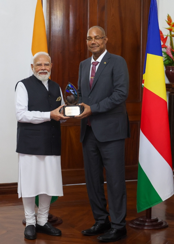 प्रधानमंत्री को सम्मानित करते सेशेल्स के राष्ट्रपति प्रधानमंत्री को सम्मानित करते सेशेल्स के राष्ट्रपति