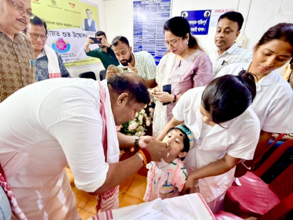 ৰাষ্ট্ৰীয় প্ৰতিষেধক দিৱসৰ জিলা পৰ্যায়ৰ শুভাৰম্ভ কৰি ডিমৰীয়া বিধানসভা সমষ্টিৰ বিধায়ক ড০ তপন দাসে এটি শিশুক প’লিঅ’প্ৰতিষেধক প্ৰদান কৰিছে