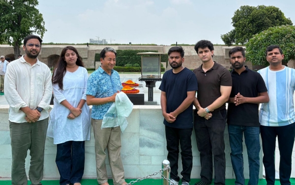 समाज सेवी सोनम वांगचुक और सीजेपी के प्रमुख अभिजीत दीपके के साथ अन्य लोग मौजूद। समाज सेवी सोनम वांगचुक और सीजेपी के प्रमुख अभिजीत दीपके के साथ अन्य लोग मौजूद।