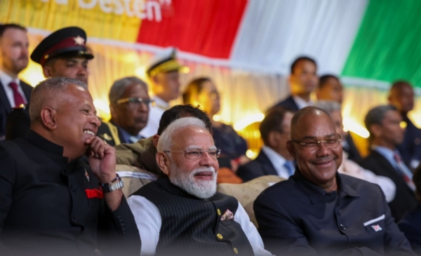 सेशेल्स के राष्ट्रीय दिवस समारोह के मुख्य अतिथि भारतीय प्रधानमंत्री नरेन्द्र मोदी परेड का अवलोकन करते। उनके साथ नजर आ रहे हैं सेशेल्स के राष्ट्रपति पैट्रिक हर्मिनी। फोटो - प्रधानमंत्री नरेन्द्र मोदी के एक्स हैंडल से सेशेल्स के राष्ट्रीय दिवस समारोह के मुख्य अतिथि भारतीय प्रधानमंत्री नरेन्द्र मोदी परेड का अवलोकन करते। उनके साथ नजर आ रहे हैं सेशेल्स के राष्ट्रपति पैट्रिक हर्मिनी। फोटो - प्रधानमंत्री नरेन्द्र मोदी के एक्स हैंडल से