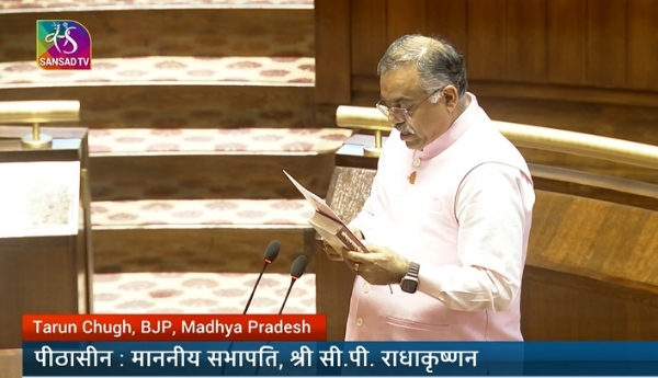 भाजपा नेता तरुण चुघ सोमवार को सदन में  राज्यसभा की सदस्यता की शपथ लेते हुए