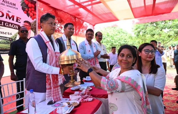 তেজপুৰৰ লিচু বাগান পৰিদৰ্শন কৰি কৃষকসকলৰ সৈতে মত-বিনিময় কৃষি মন্ত্ৰী পীযুষ হাজৰীকাৰ
