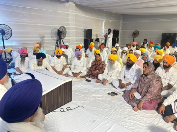 अकाल तख्त साहिब सचिवालय में सुनवाई करते जत्थेदार कुलदीप सिंह गड़गज अकाल तख्त साहिब सचिवालय में सुनवाई करते जत्थेदार कुलदीप सिंह गड़गज