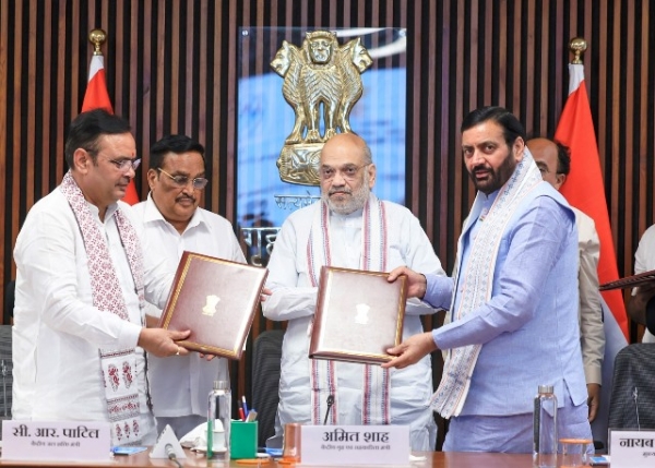 केंद्रीय गृह मंत्री अमित शाह की उपस्थिति में सोमवार को हरियाणा और राजस्थान सरकारों के बीच यमुना जल परियोजना के निर्माण एवं कार्यान्वयन को लेकर समझौते पर हस्ताक्षर किए गए। राजस्थान के मुख्यमंत्री भजनलाल शर्मा, हरियाणा के मुख्यमंत्री नायब सिंह सैनी, केंद्रीय जल शक्ति मंत्री सी.आर. पाटिल भी मौजूद केंद्रीय गृह मंत्री अमित शाह की उपस्थिति में सोमवार को हरियाणा और राजस्थान सरकारों के बीच यमुना जल परियोजना के निर्माण एवं कार्यान्वयन को लेकर समझौते पर हस्ताक्षर किए गए। राजस्थान के मुख्यमंत्री भजनलाल शर्मा, हरियाणा के मुख्यमंत्री नायब सिंह सैनी, केंद्रीय जल शक्ति मंत्री सी.आर. पाटिल भी मौजूद