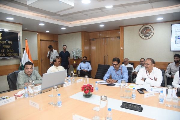 केंद्रीय मंत्री नितिन गडकरी झारखंड के राष्ट्रीय राजमार्ग परियोजनाओं की समीक्षा बैठक के दौरान अधिकारियों के साथ। केंद्रीय मंत्री नितिन गडकरी झारखंड के राष्ट्रीय राजमार्ग परियोजनाओं की समीक्षा बैठक के दौरान अधिकारियों के साथ।