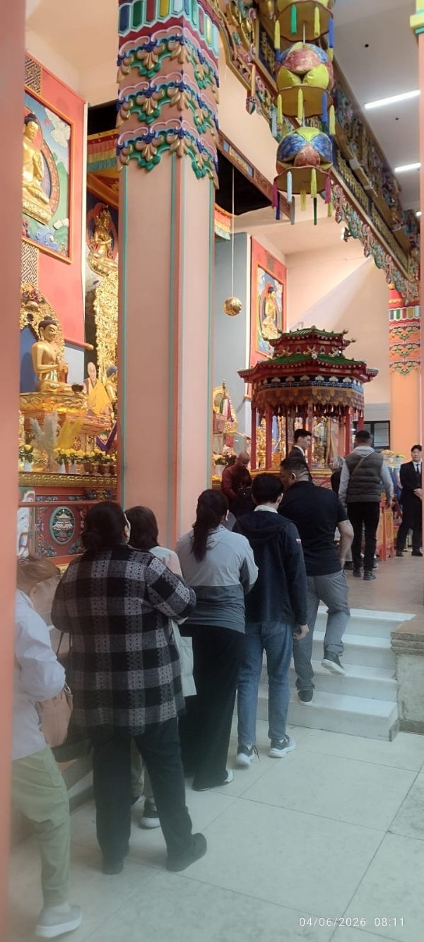उलानबटार स्थित गंदंतेगचेनलिंग मठ में श्रद्धालु मौजूद।