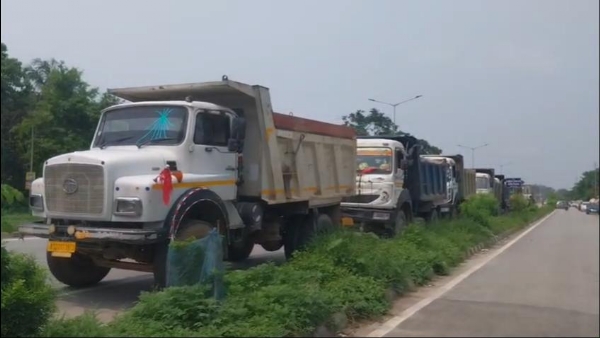 মৃত্যুদূতৰূপি অবৈধ ডাম্পাৰ চলাচলৰ বিৰুদ্ধে অভিযান চামগুৰি আৰক্ষীৰ