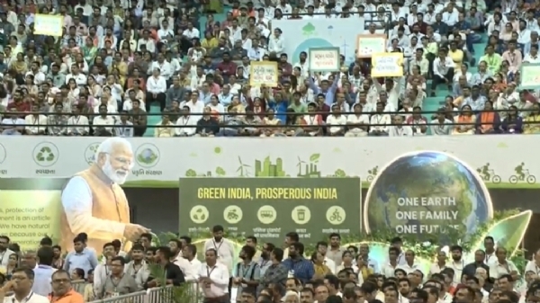 सूरत में पीएम नरेन्द्र मोदी को सुनने पहुँचे कार्यकर्ता