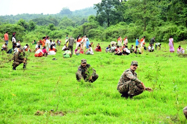 বিশ্ব পৰিৱেশ দিৱস  উপলক্ষে শোণিতপুৰ জিলাৰ বালিপৰা সংৰক্ষিত বনাঞ্চলৰ চটাই নদী অঞ্চলত  আৰু-ধেনুখনা পাহাৰত ৫ হেক্টৰএক বৃহৎ বৃক্ষৰোপণ