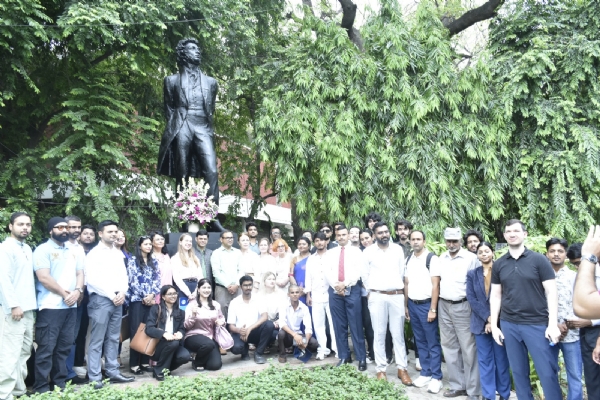 साहित्य अकादमी में रूसी कवि अलेक्जेंडर पुश्किन को पुष्पांजलि अर्पित करने के लिए लोग मौजूद।