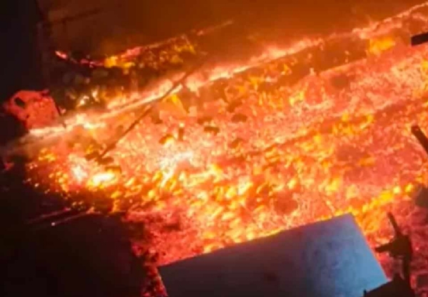 स्टील के रिसाव से आग लगी, बचाव कार्य जारी