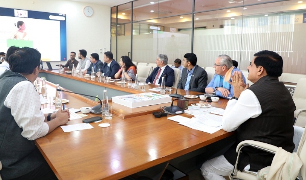 मुख्यमंत्री पीथमपुर में स्थापित होने जा रही हेलियन ग्रुप की मैन्युफैक्चरिंग यूनिट के भूमि-पूजन समारोह वीडियो कॉन्फ्रेंसिंग से संबोधित करते हुए