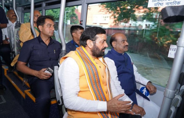 लाेकसभा स्पीकर ओम बिरला बस में सफर करके समाराेह स्थल पर जाते हुए