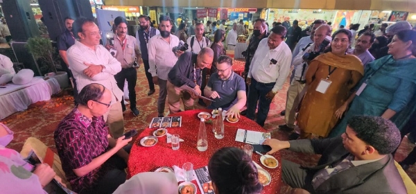 इंदौर में विदेशी मेहमान 56 दुकान में मालवा के स्वादिष्ट व्यंजनों का लुत्फ उठाते हुए